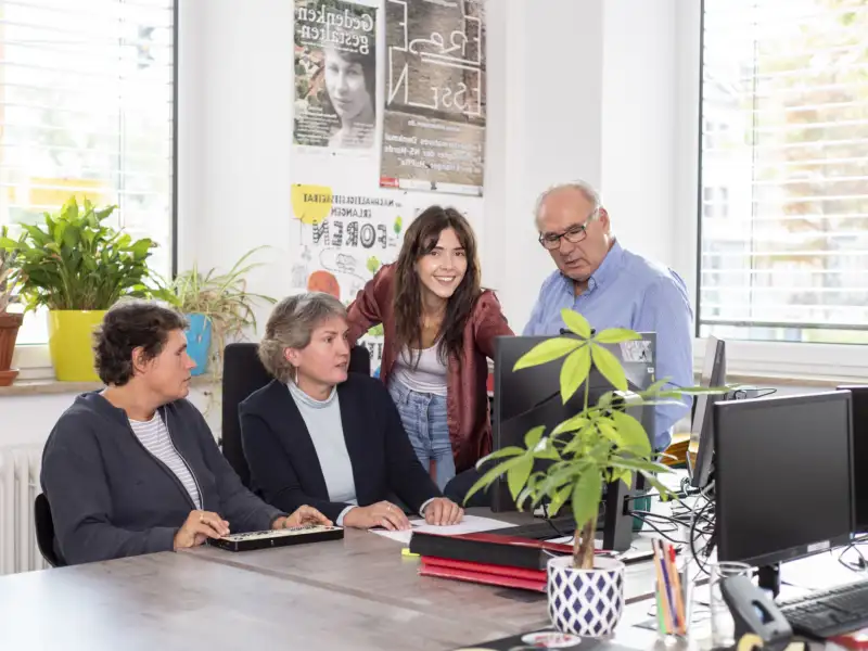 Leitung ZSL Erlangen und Projektkoordinatorinnen von Kommune Inklusiv im Gespräch und bei der Arbeit in den Räumlichkeiten des ZSL.