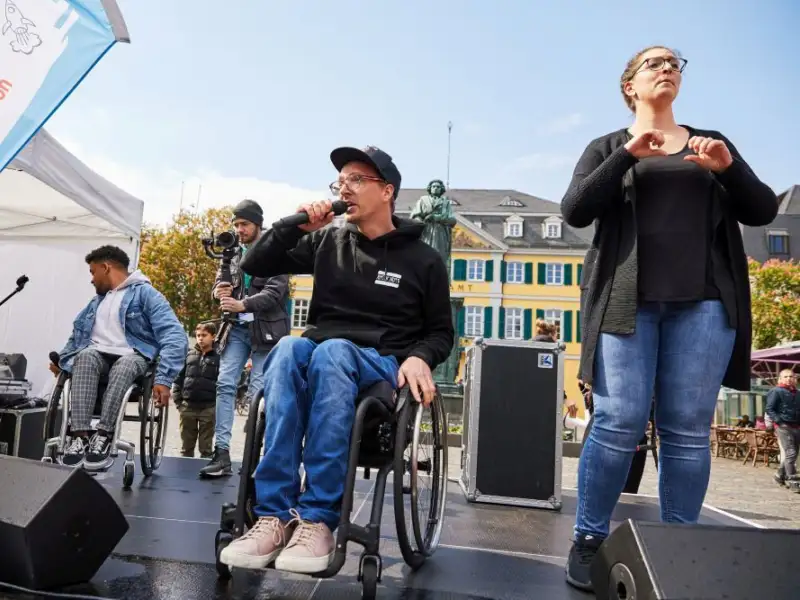 Die Zukunft beginnt mit dir
#MissionInklusion
Vom 3. bis 5. Mai 2019 kommen 100 junge Menschen zwischen 15 und 24 Jahren aus ganz Deutschland in Bonn zusammen. Auf einer gemeinsamen „Mission Inklusion“. Denn wir wollen eine gerechte und vielfältige Gesellschaft für alle!