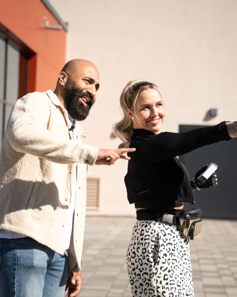 Rashid und Gina Rühl machen ein Selfie miteinander.