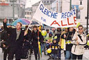 Demonstraten tragen ein PLakat mit der Aufschrift "Gleiches Recht für Alle"