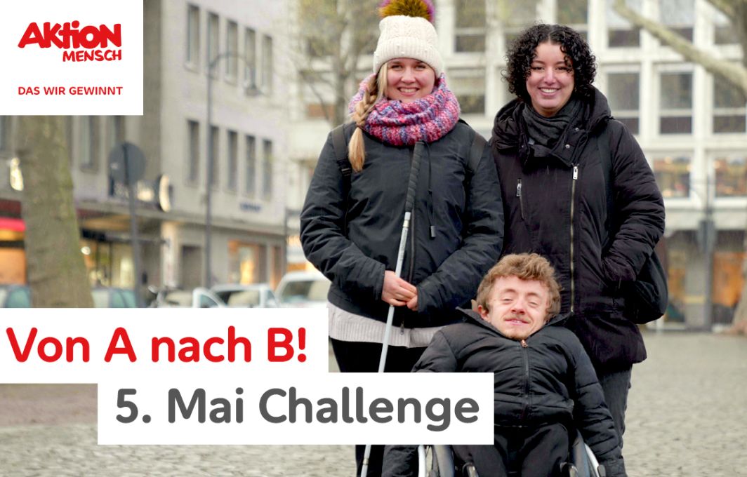 Fabie, Leonhard und Aziza posiern für das Foto. Leonhard sitzt im Rollstuhl, Fabie hält einen Blindenstock.
