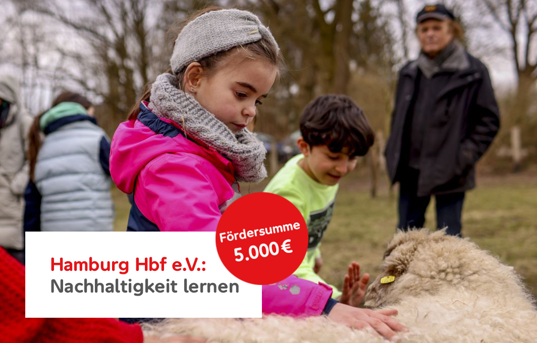 Ein Mädchen und ein Junge streicheln ein Schaf. In einem weißen Kasten steht: