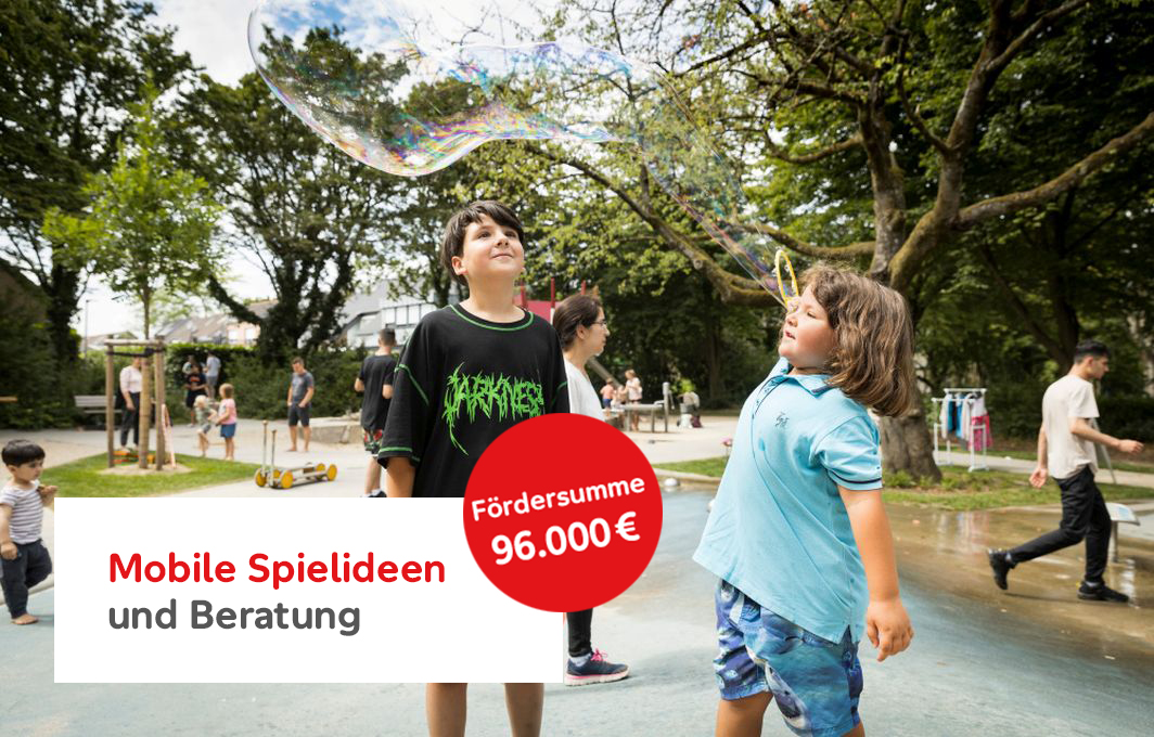 Ein Junge macht große Seifenblasen. Ein anderer schaut zu. Im Hintergrund sind Bäume und andere Kinder. Vorne ist eine Schrift: "Spielideen und Beratung