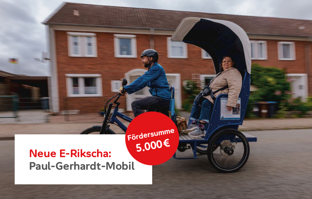 Ein Mann mit Helm fährt eine E-Rikscha. Hinten sitzt eine Frau, die in die Kamera schaut. Unten links im Bild ist der Text: "Mobil in Lüneburg: Paul-Gerhardt-Haus, Fördersumme 5.000 Euro."