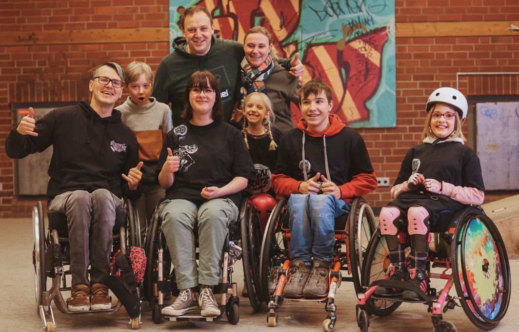 Gruppenbild von Rollstuhl-Skater*innen und Bozenas Familie