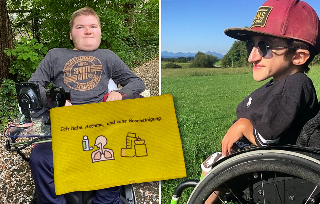 Portrait von Tobias und Yannick. Davor ist eine Armbinde mit Aufschrift montiert ("Ich habe Asthma und eine Bescheinigung")