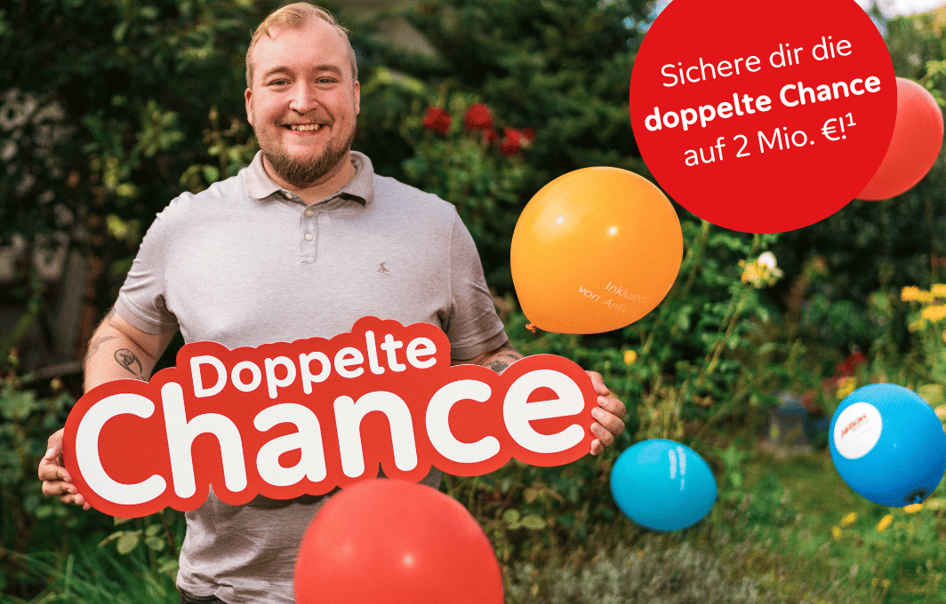 Ein junger Mann mit grauem Shirt steht fröhlich grinsend in einem Garten. Neben ihm fliegen bunte Luftballons. In seinen Händen hält er den Schriftzug "Doppelte Chance". Daneben der Text: Sichere dir die doppelte Chance auf 2 Mio. €!