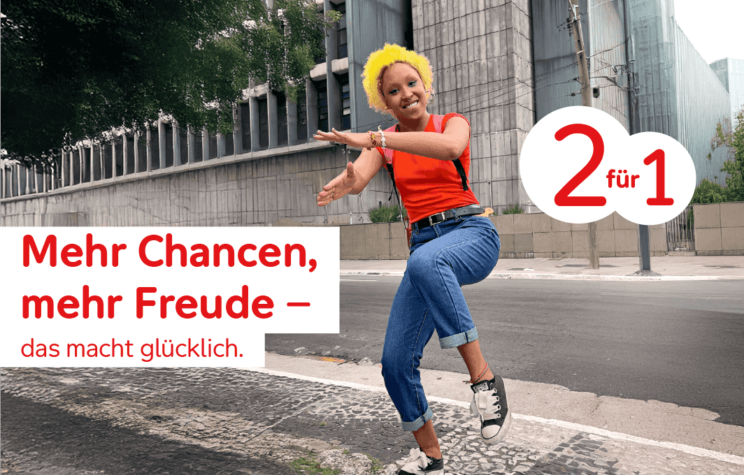 Eine junge Frau tanzt am Straßenrand.
