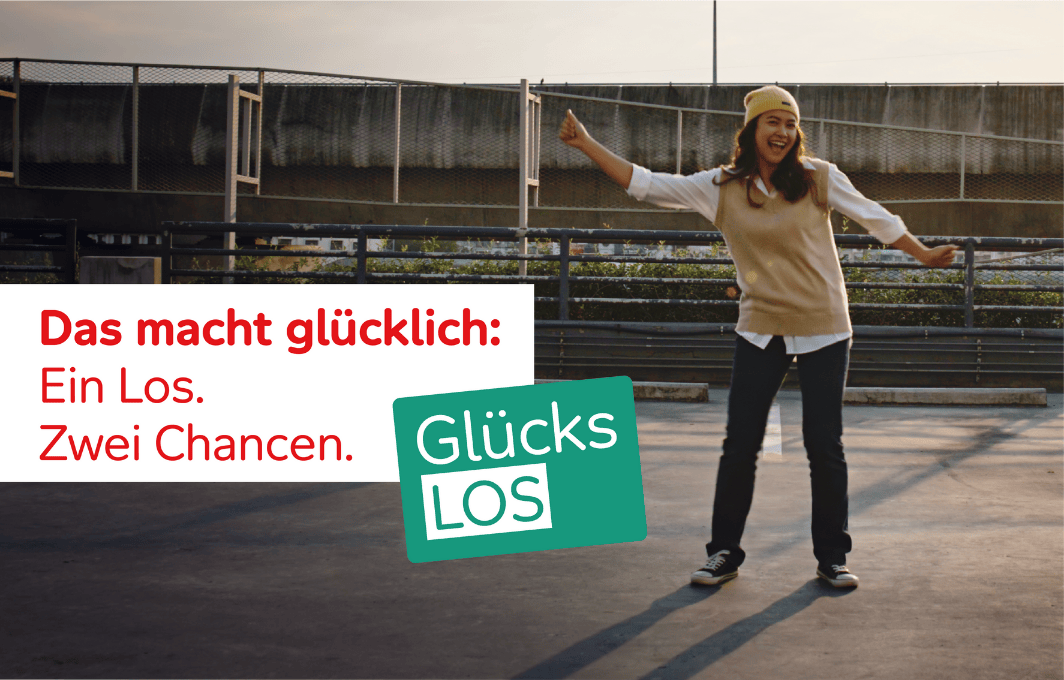 Eine junge Frau tanzt auf einem Parkplatz.