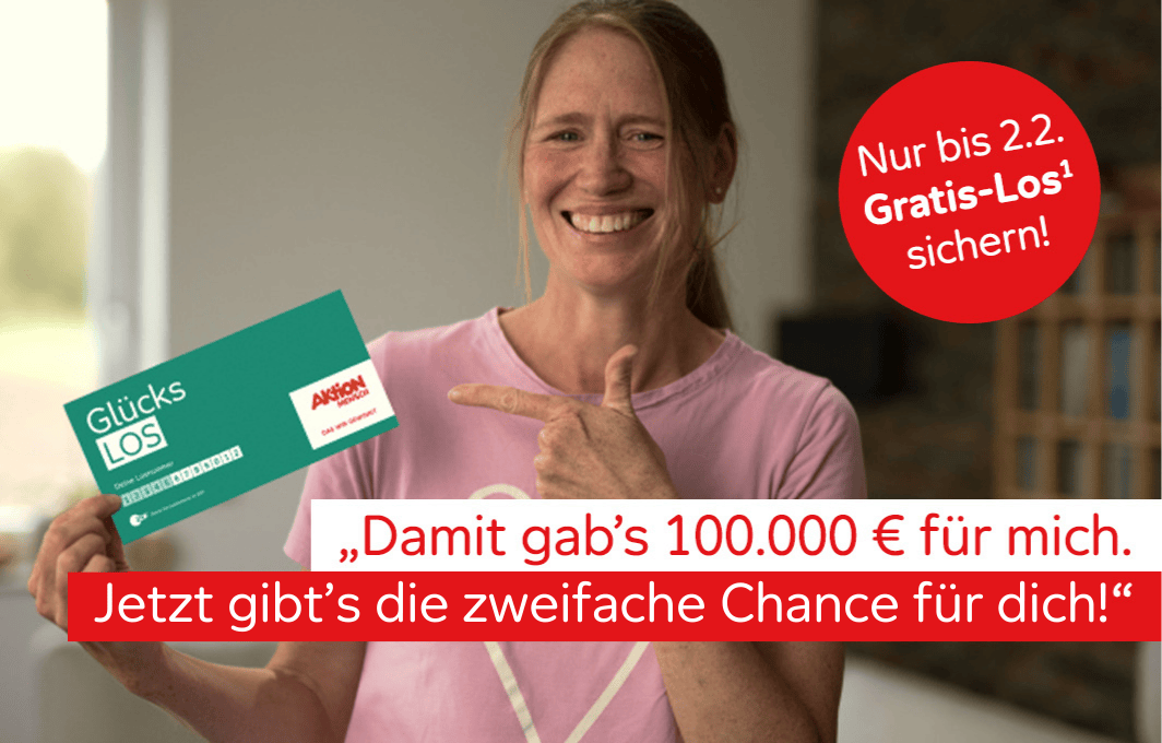 Eine Frau hält lächelnd ein Glücks-Los in der Hand.
