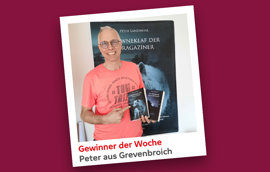 Gewinner Peter hält sein Los und ein Buch in die Kamera.
