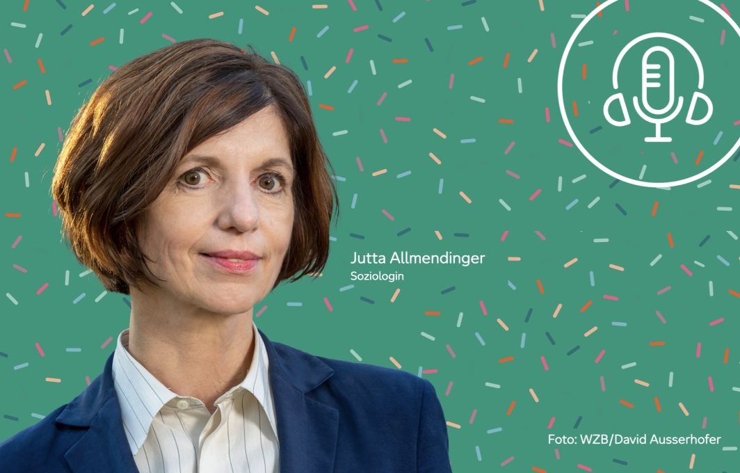 Porträt einer Frau mit kurzem, dunklem Haar. Sie lächelt in die Kamera.