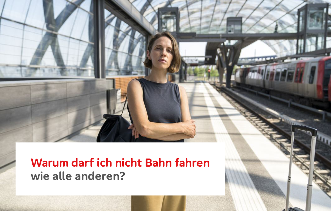 Kassandra steht einem Bahnsteig. Ihre Arme sind verschränkt, sie schaut herausfordernd in die Kamera. Textbox: "Warum darf ich nicht Bahn fahren wie alle anderen?"
