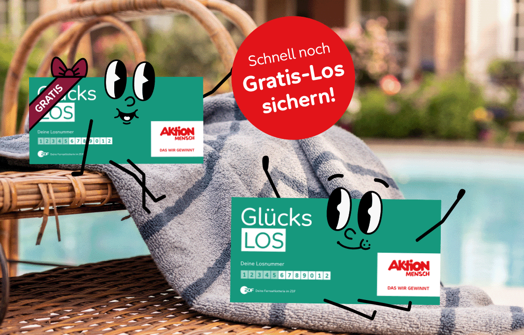 Zwei Glücks-Lose in menschlicher Gestalt sitzen auf einem Liegestuhl direkt am Pool.