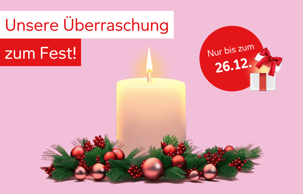 Eine leuchtende Kerze mit Tannengrün. Daneben der Hinweis, dass es bis zum 26.12. eine Überraschung zum Fest gibt.