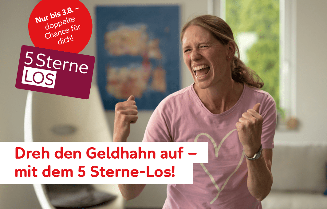Eine Frau im rosa T-Shirt freut sich total.