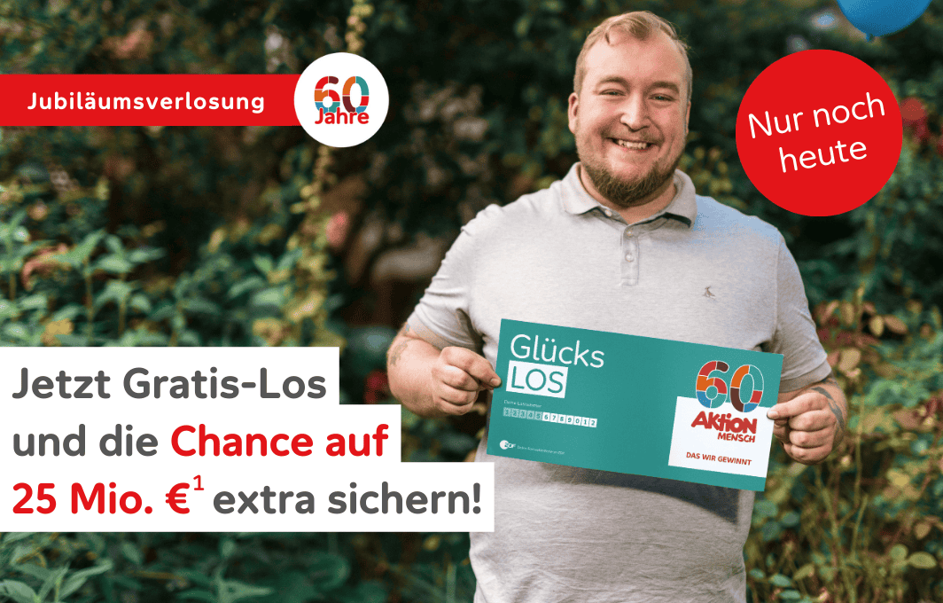 Ein Mann hält lächelnd ein Glücks-Los in die Kamera.