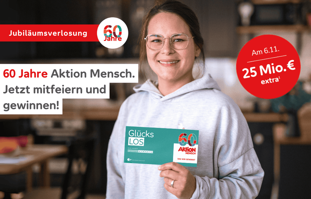 Eine junge Frau mit Brille und grauem Kapuzenpullover lächelt in die Kamera. Sie hält ein Glücks-Los in der Hand. Daneben steht: 60 Jahre Aktion Mensch - jetzt mitfeiern und gewinnen. Am 6.11. 25 Mio. € extra gewinnen!