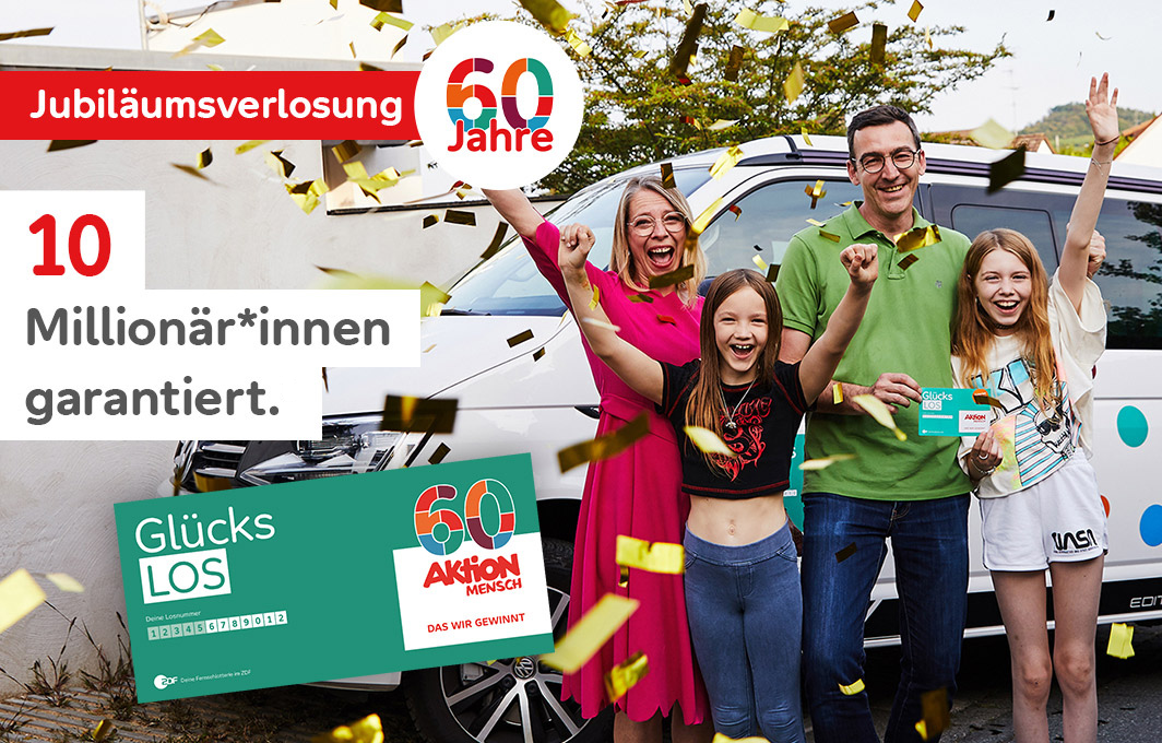 Eine jubelnde Familie neben dem Schriftzug "10 Millionär*innen garantiert!"