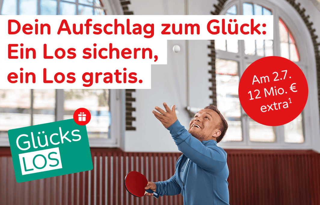 Niko Kappel setzt mit seinem Tischtennisball zum Aufschlag an.