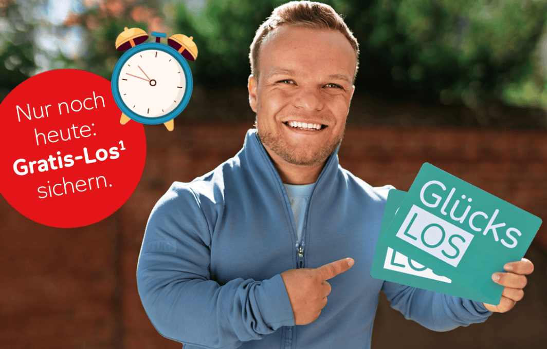 Niko Kappel zeigt grinsend auf das Glücks-Los. Der Link führt zur URL https://www.aktion-mensch.de/lotterie/gewinn