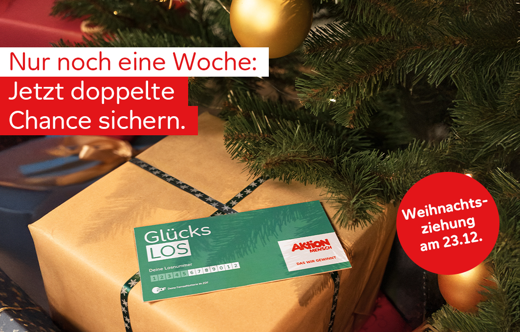 Ein Glücks-Los liegt auf einem Geschenk. Daneben ist der Schriftzug "Nur noch eine Woche: Jetzt doppelte Chancen sichern." und "Weihnachtsziehung am 23.12.".