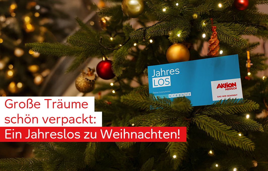 Ein Jahreslos sitzt auf einem Ast im Weihnachtsbaum.