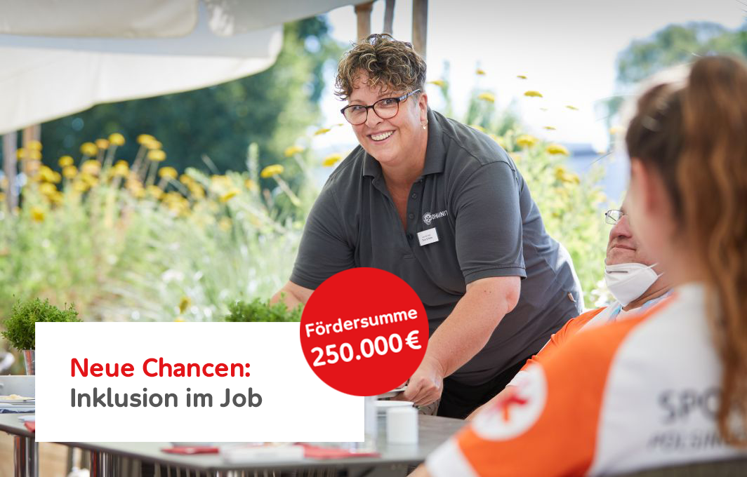 Tanja Schäfer steht an einem Tisch und räumt da Tablett ab. Schriftzug in Box: "Neue Chancen: Inklusion im Job."