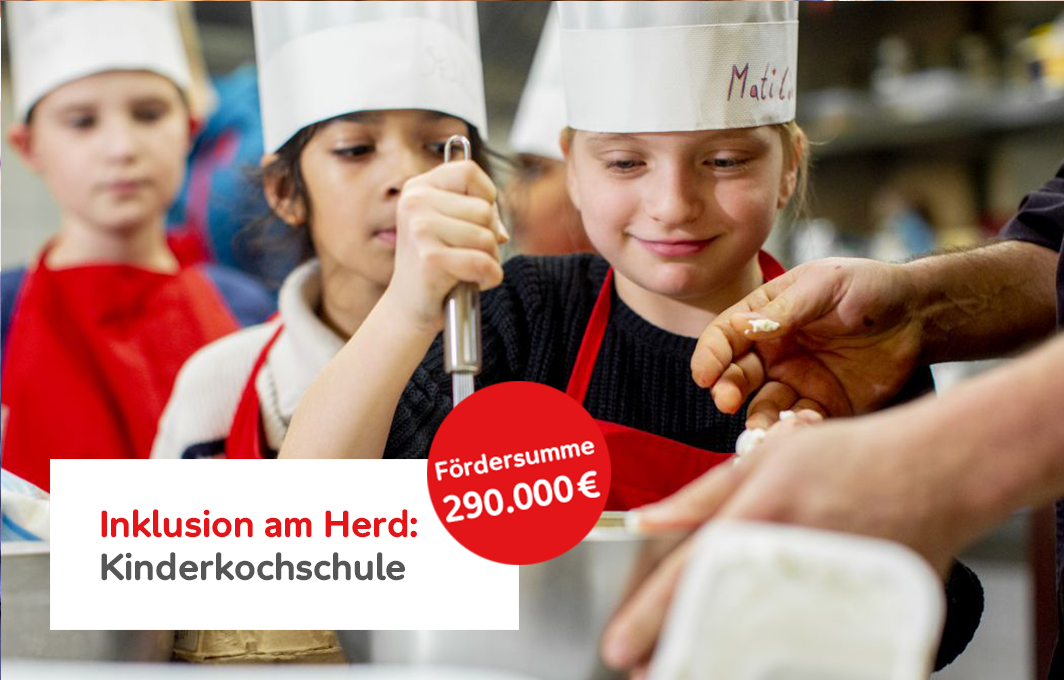 Kinder stehen mit Kochmützen vor einer Schüssel und rühren. Infotext: Inklusiv am Herd - Kinderkochschule