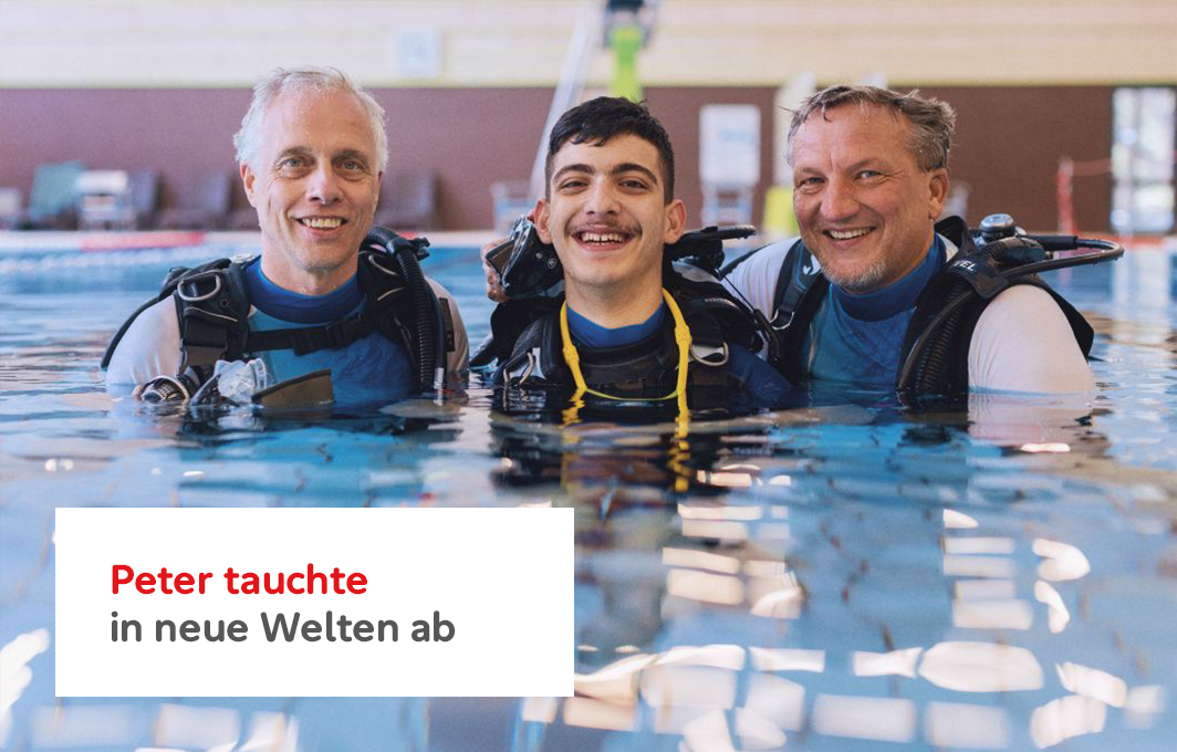 Links ist Peter, in der Mitte ein Tauchschüler und rechts der Tauchlehrer. Ihre Köpfe schauen aus dem Wasser des Schwimmbeckens. Sie tragen Neoprenanzüge