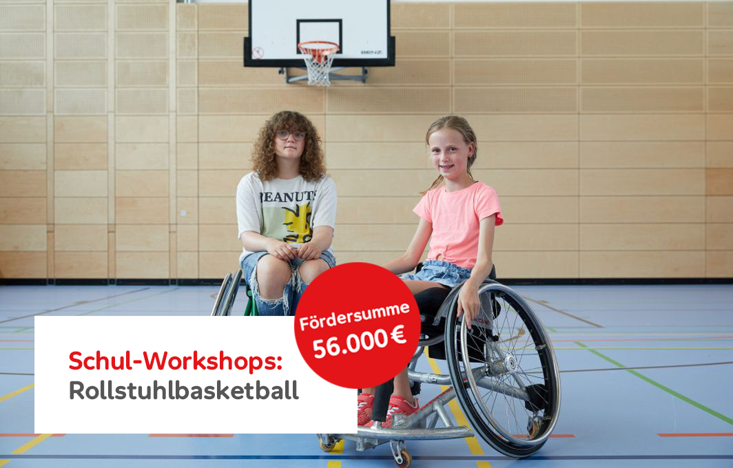 Zwei Mädchen sitzen im Rollstuhl in einer Turnhalle. Im Hintergrund hängt ein Basketballkorb. Vorne ein Infokasten: "Schul-Workshops: Rollstuhlbasketball. Fördersumme: 56.000 Euro"