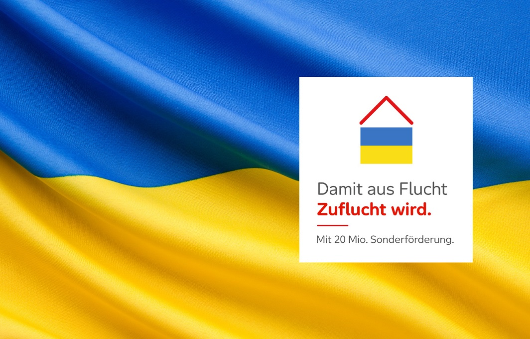 Die Flagge der Ukraine mit der Aufschrift: Damit aus Flucht, Zuflucht wird. Mit 20 Mio. Euro Sonderförderung.