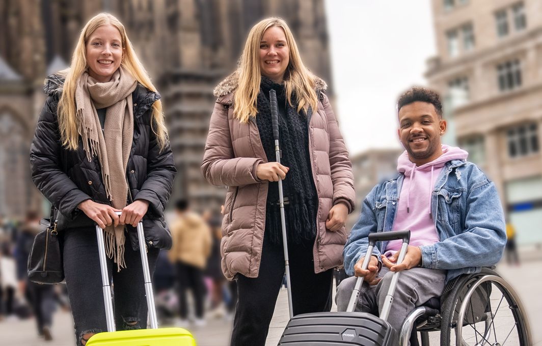 Cindy, Fabie und Leeroy sind am Kölner Hauptbahnhof.