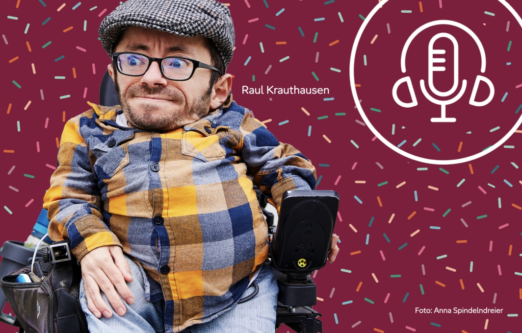 Raul Krauthausen. Ein Mann mit Brille und Kappe in einem elektrischen Rollstuhl.