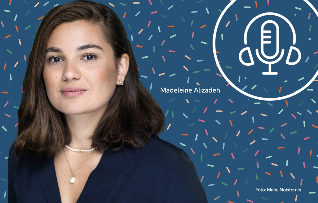 Madeleine Alizadeh. Eine junge Frau mit dunklen, schulterlangen Haaren lächelt in die Kamera.