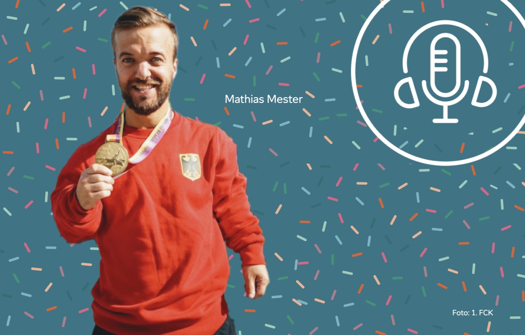 Mathias Mester. Ein kleinwüchsiger Mann in Sportkleidung hält lächelnd eine Gold-Medaille in die Kamera.