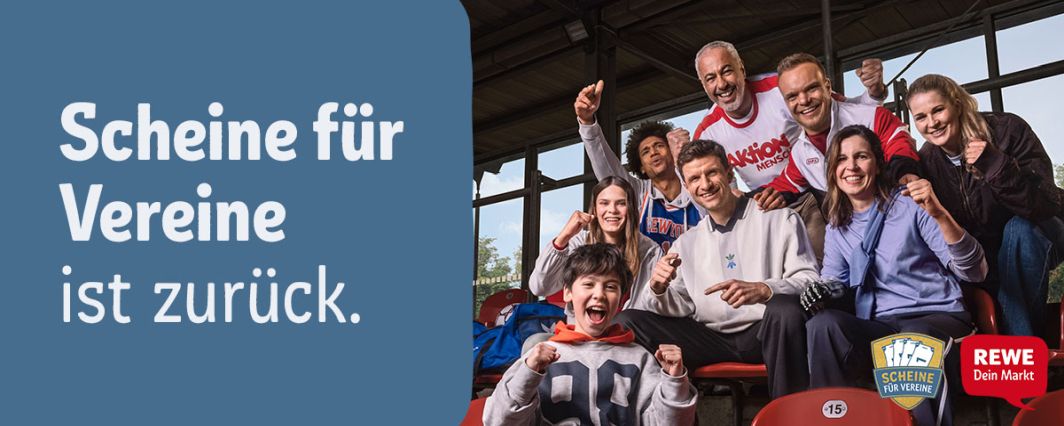 Fußballer Thomas Müller, Parasportler Niko Kappel und weitere Menschen sitzen jubelnd auf einer Tribüne im Fußballstadion. Daneben steht Text: "Scheine für Vereine ist zurück."