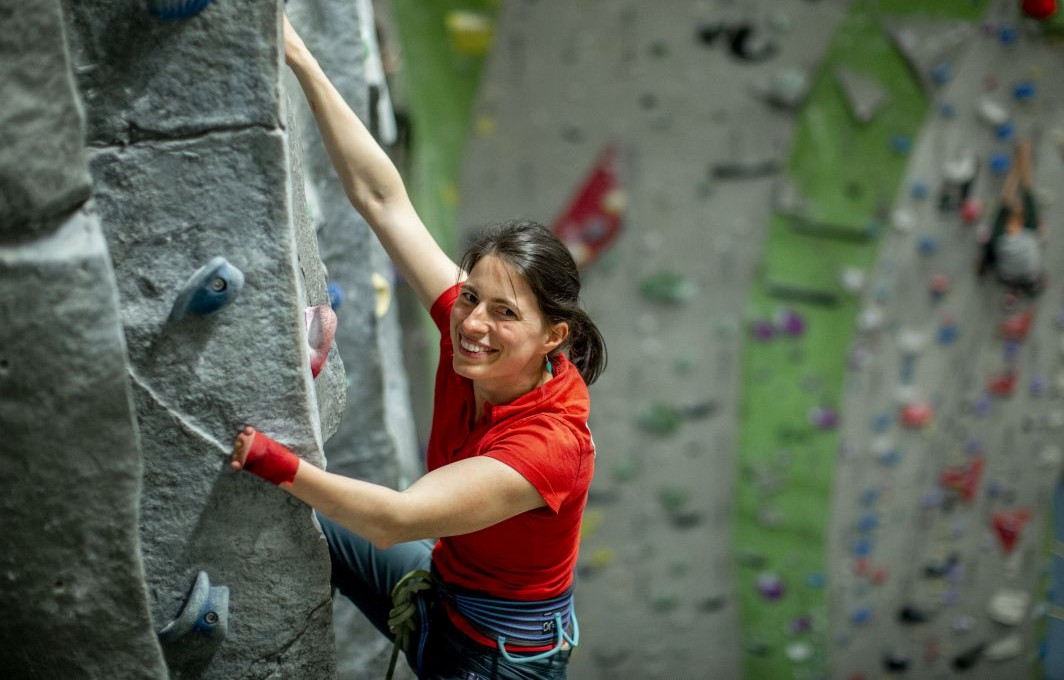 Melinda Veigh, Trainerin einer inklusiven Paraclimbing-Gruppe in der Kletterhalle des Deutschen Alpenvereins in Berlin