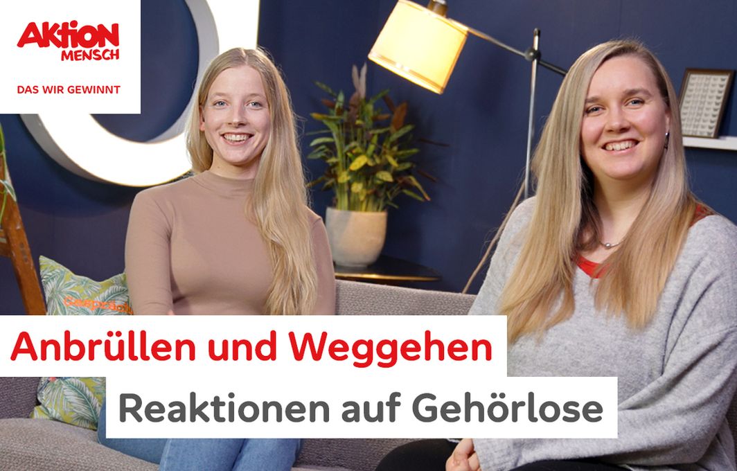 Cindy und Fabie sitzen auf einer Couch. Bildüberschrift: Anbrüllen und weggehen - Reaktionen auf Gehörlose