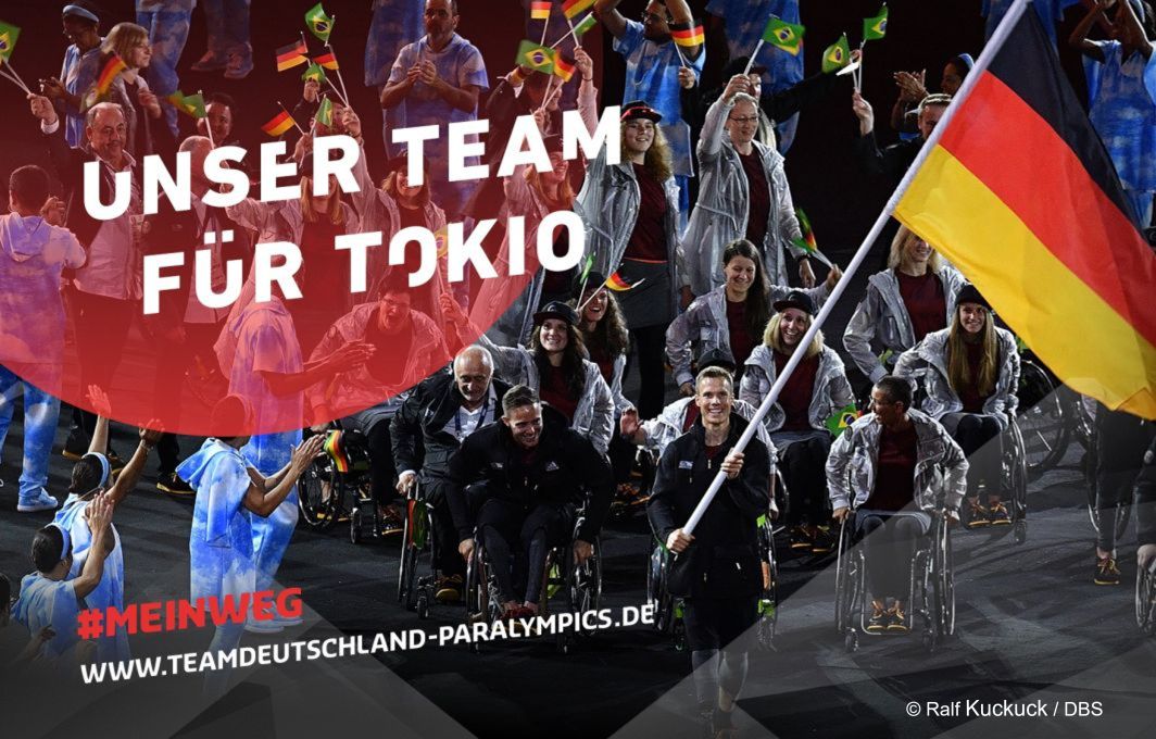 Aufnahme der deutschen Paralympics-Athlet*innen von oben. Daneben der Text: Unser Team für Tokio. #MeinWeg.