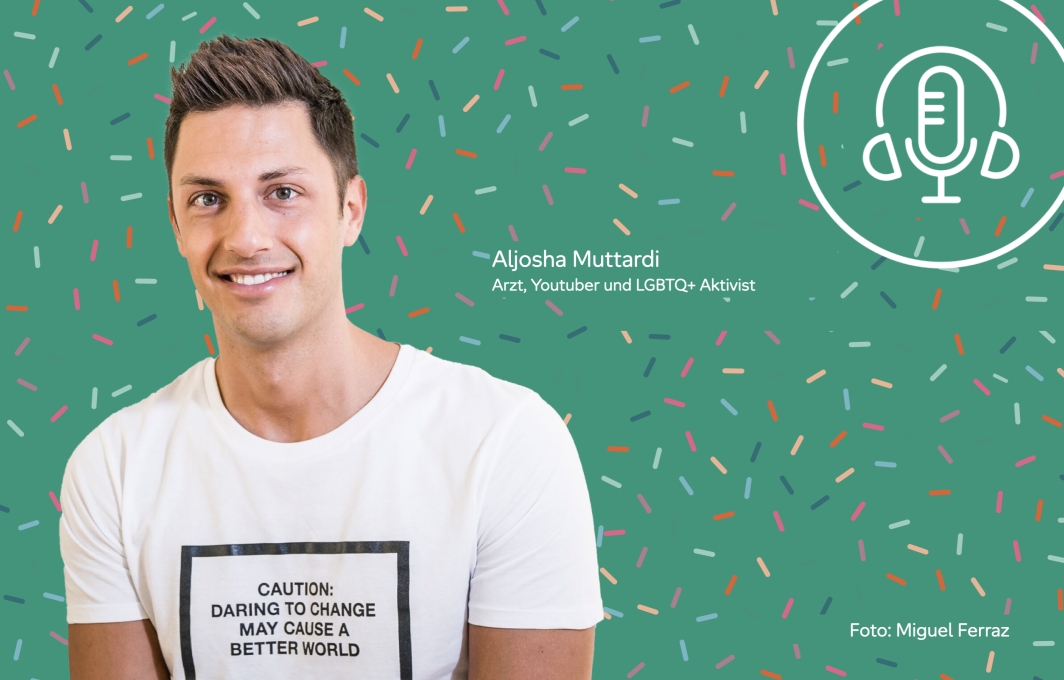 Ein junger Mann mit kurzen Haaren und weißem Shirt lächelt in die Kamera.