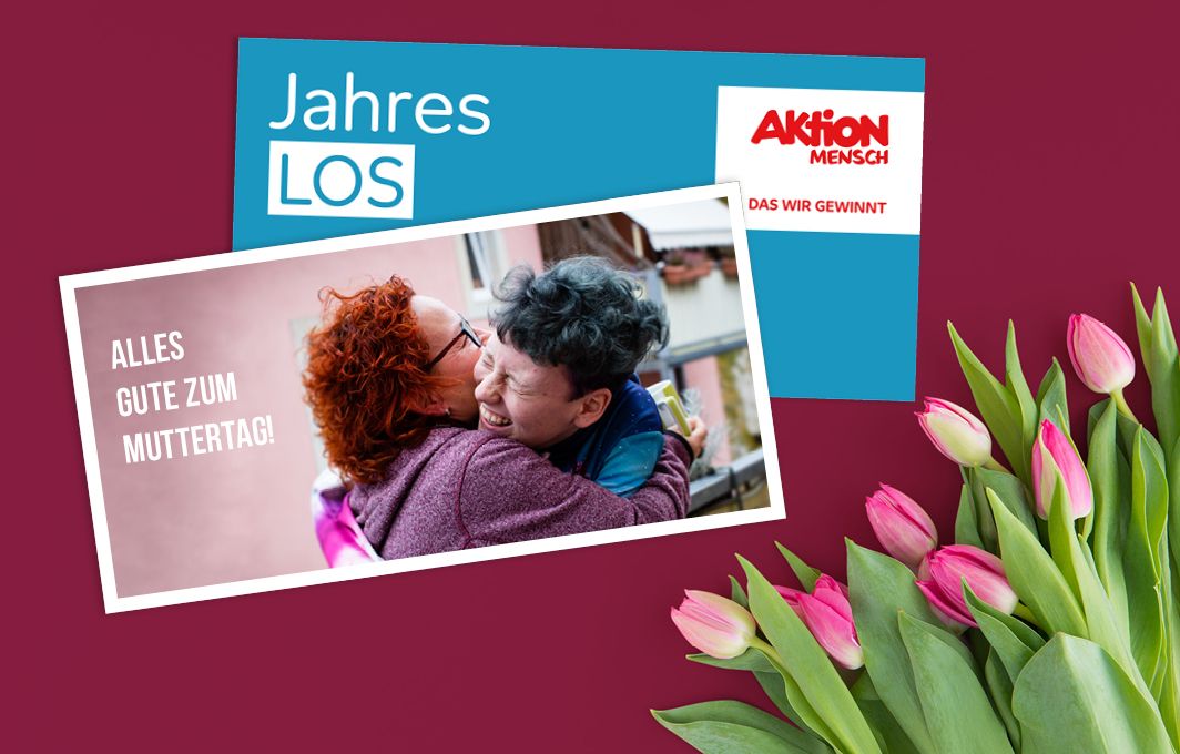 Ein persönlich gestaltetes Jahreslos mit einem Bild von zwei sich umarmenden Personen. Daneben steht: Alles Gute zum Muttertag.