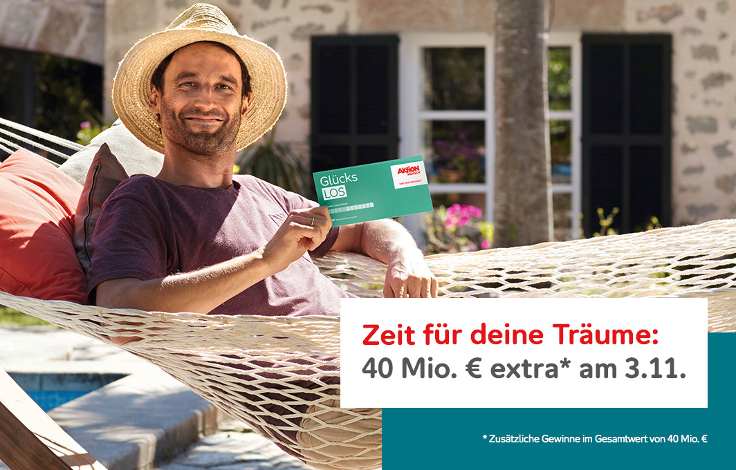 Ein Mann liegt in einer Hängematte und hält ein Aktion Mensch-Los in die Kamera. Daneben steht: Zeit für deine Träume: 40 Mio. Euro extra am 3.11. 