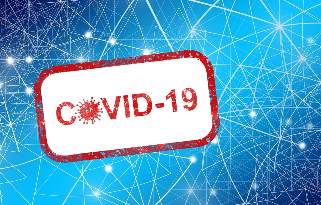 Ein Netzwerk aus zahlreichen Linien, die einzelne Punkte miteinander verbinden. Davor ein Stempelaufdruck: COVID-19.