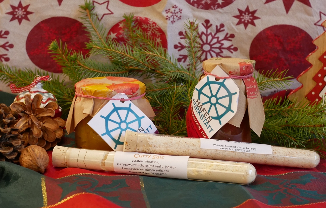 Marmeladen und Gewürze aus der Hafenwerkstatt in weihnachtlicher Dekoration.