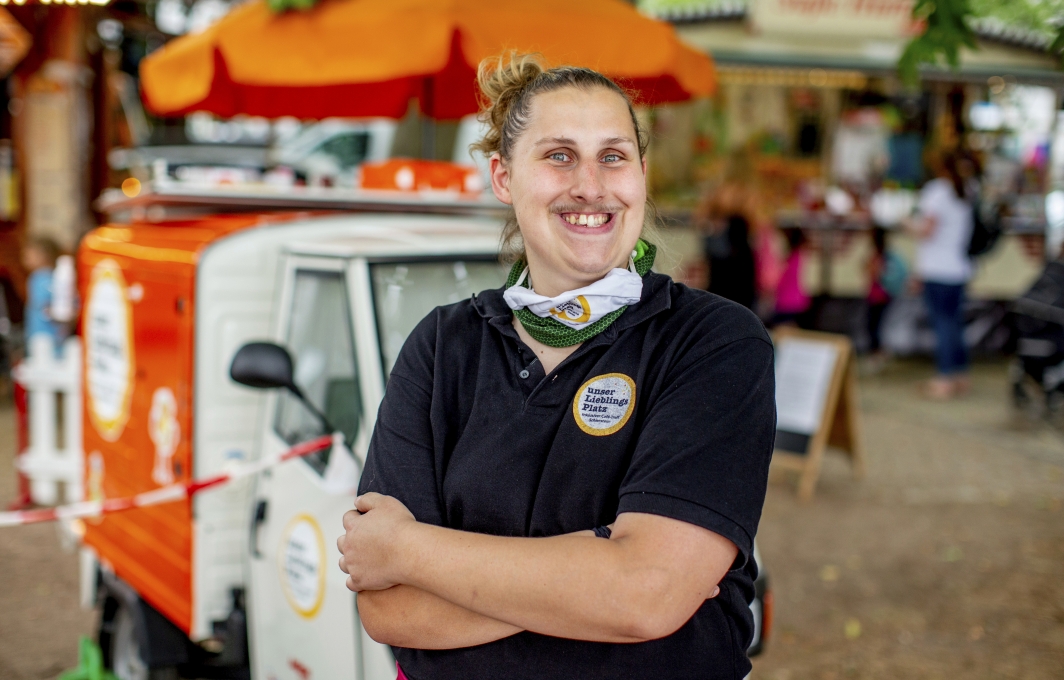 Ein Mitarbeiter des CafÃ©-Treffs steht vor dem Kaffeemobil.