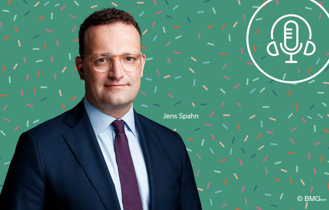 Jens Spahn. Ein Mann mit kurzen dunklen Haaren und Brille.