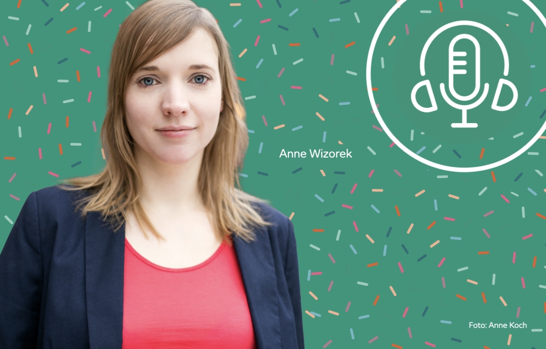 Anne Wizorek, eine junge Frau mit schulterlangem Haar schaut direkt in die Kamera.