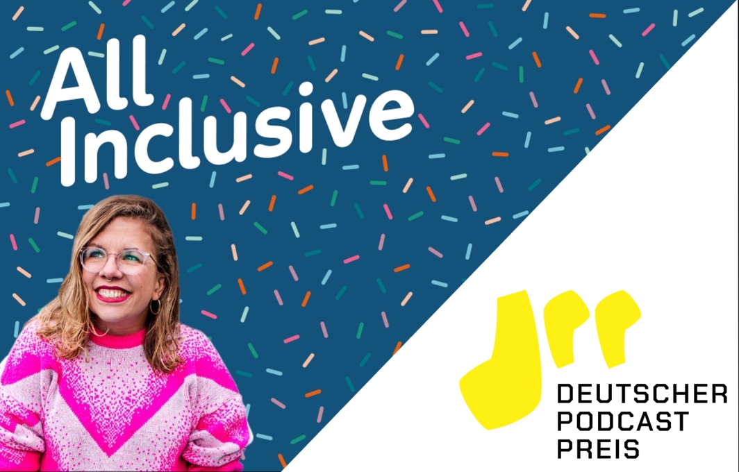 Moderatorin Ninia LaGrande steht vor einem bunten Hintergrund mit der Aufschrift "All Inclusive". Daneben das Logo des Deutschen Podcast Preises.