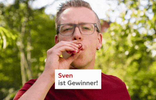 GIF: Gewinner Sven pustet in eine Luftschlange.